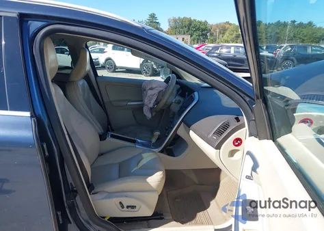 2011 Volvo Xc60 T6/T6 R-Design z USA, uszkodzony, nr VIN YV4902DZ2B2210566